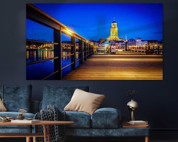 Deventer in het blauwe uur vanaf het ijsselhotel in de avond met de lebuinustoren in het midden