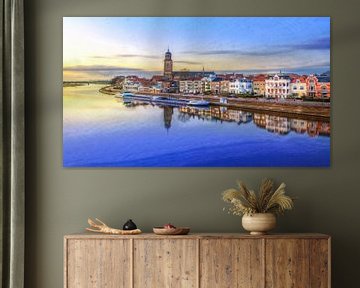 Blick auf Deventer und die Welle mit gelb-blauem Licht und Spiegelungen im Wasser von Bart Ros