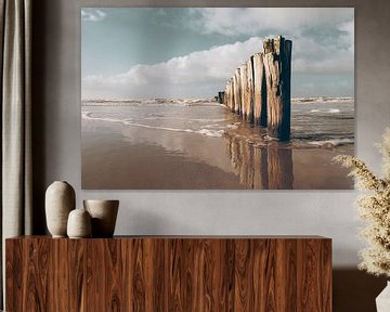 Palen met spiegeling aan het strand van Jan Bouma