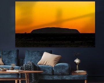 Zonsondergang bij de Uluru, Australie van Rietje Bulthuis