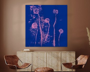 Botanica delicata. Fleurs rose fluo sur bleu cobalt. sur Dina Dankers