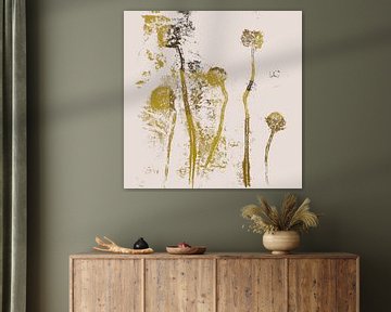 Botanica delicata. Bloemen in mosterdgeel, bruin op beige van Dina Dankers