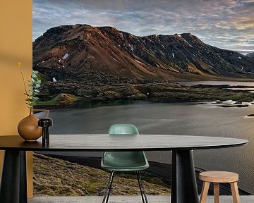 Zonsondergang over een bergmeer