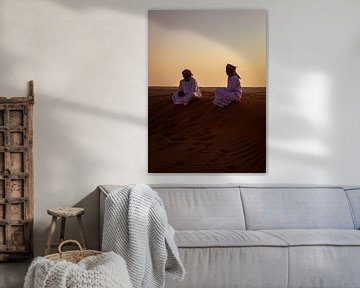 Twee pratende Omani bij zonsondergang in de woestijn van Lisette van Leeuwen