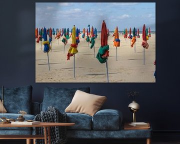 Kleurig strand met parasols 