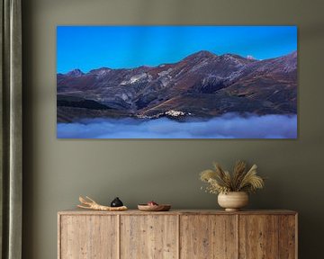 Castelluccio op de Pian Grande (Umbrie, Italie) van Peter Broer