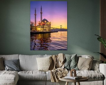 Ortakoy Moskee met Bosporusbrug in Istanbul, Turkije van Michael Abid