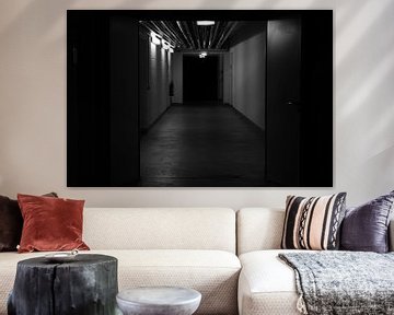 Sombere kamer in zwart-wit van Maximilian Burnos
