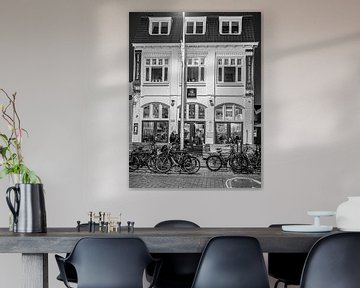 Photographie de rue devant la porte du Café Burgemeester Jansen sur Freddie de Roeck