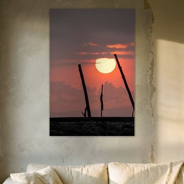 Sonnenaufgang in Sanur auf Bali, Schöner roter Sonnenball