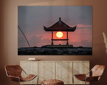 Sonnenaufgang in Sanur auf Bali, Schöner roter Sonnenball in einerm Tempel von Fotos by Jan Wehnert