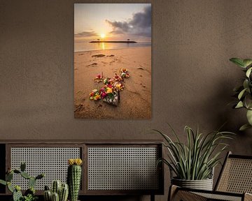 La plage de sable de Sanur à Bali avec des offrandes au lever du soleil sur Fotos by Jan Wehnert