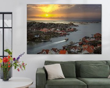 Klein Scandinavisch stadje aan de fjord bij zonsondergang van Fotos by Jan Wehnert