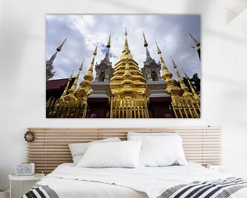 Goldene Pracht der Weisheit: Ein bezauberndes Foto zeigt die ruhige Schönheit des Wat Phra Singh in Chiang Mai, wo Lanna-Architektur, buddhistische Symbolik und friedliche Atmosphäre miteinander verschmelzen von Sharon Steen Redeker