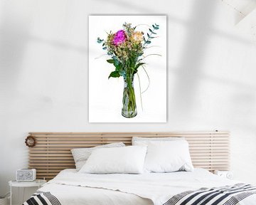 Boeket bloemen in een vaas op een witte achtergrond van ManfredFotos