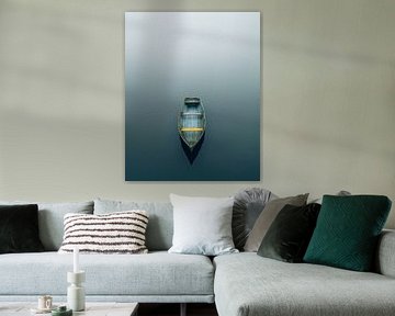 Boot in ruhigem Wasser