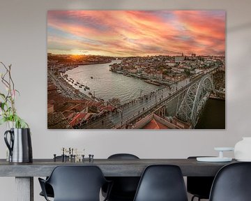 Prachtige zonsondergang in Porto (Portugal) van Patrick Löbler