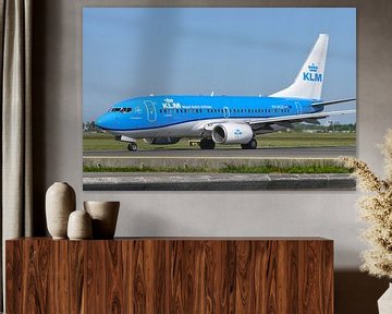 Taxiënde KLM Boeing 737-700 met vriendelijke piloot. van Jaap van den Berg