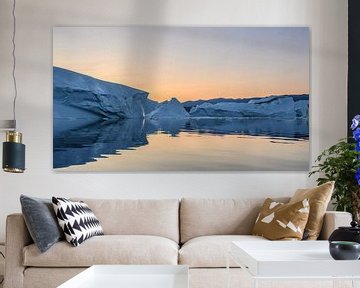 Reflectie van ijsbergen tijdens zonsondergang van Ellen van Schravendijk