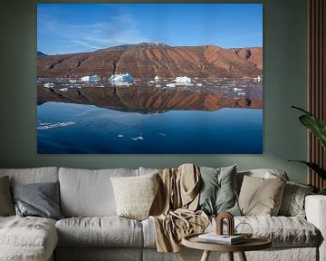Door ijsbergen onderbroken reflectie van Ellen van Schravendijk