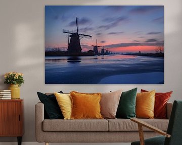 Die Windmühlen von Kinderdijk vor Sonnenaufgang bei orange-blauem Himmel von Thom Vermeulen
