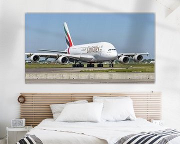 Emirates Airbus A380 taxiet naar de Polderbaan.