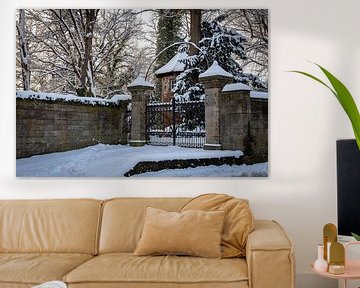 De poort van het kasteelpark van Herleshausen in de winter van Roland Brack