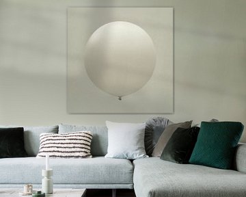 Der Ballon. Weiß. Minimalismus. von Alie Ekkelenkamp