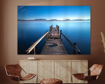 Houten pier bij zonsopgang. Massaciuccoli meer, Toscane, Italië van Stefano Orazzini