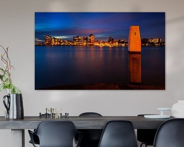 Skyline Zwijndrecht vanaf Dordrecht tijdens Schemering, Nederland van Frank Peters