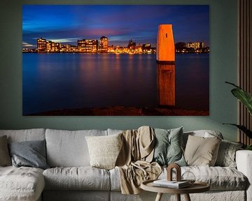 Skyline Zwijndrecht vanaf Dordrecht tijdens Schemering, Nederland van Frank Peters