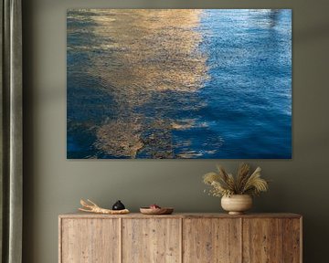 Goudgele reflecties in blauw zeewater 4 van Adriana Mueller