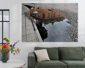 Bâtiment miroir dans un bassin d'eau à Tallinn, Estonie sur Karel Frielink