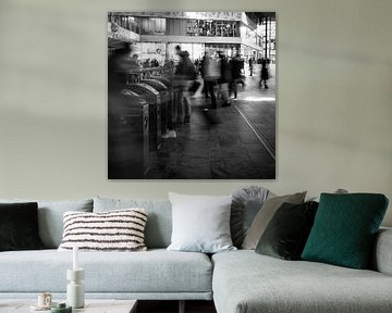 Reizigers in Rotterdam Centraal van Sjoerd de Hoop