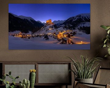 Kasteel Tarasp bij Scoul in Graubünden, Zwitserland, diep in de winter op het blauwe uur