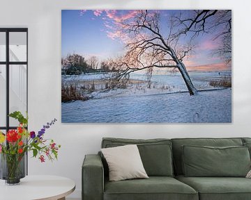 Verschneite niederländische Landschaft im Winter in den Niederlanden bei Sonnenuntergang von Eye on You