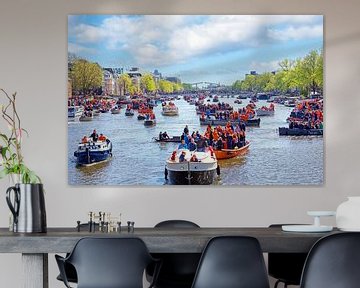 Varen op de rivier de Amstel in Amsterdam met Koningsdag in Amsterdam Nederland van Eye on You