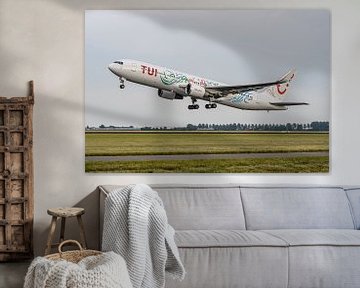 Bontgekleurde PrivatAir Boeing 767 stijgt op van Schiphol.