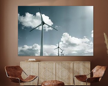 Windkraftanlagen mit blauem Himmel und Wolken im Hintergrund von Sjoerd van der Wal Fotografie