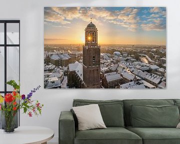Zwolle Peperbus Kirchturm während eines kalten Wintersonnenaufgangs