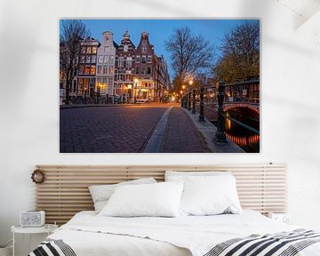 Stadsgezicht van Amssterdam aan de Keizersgracht in Amsterdam in Nederland bij avond van Eye on You