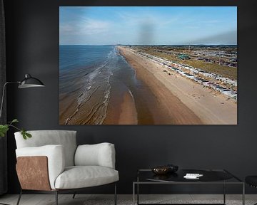 Luftaufnahme des Strandes von Zandvoort aan Zee an der Nordseeküste in den Niederlanden von Eye on You