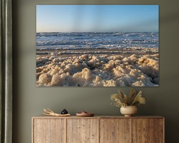 Mer agitée et écume sur une plage de la mer du Nord