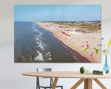 Luftaufnahme des Strandes bei Noordwijk aan Zee in den Niederlanden an einem schönen Sommertag von Eye on You