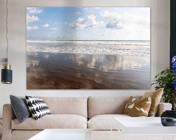 Spiegel van de Zeegolven - Hemelse Reflecties op het Strand van Femke Ketelaar