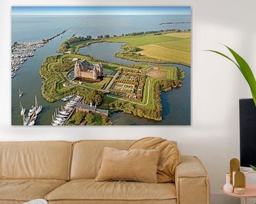 Luftaufnahme von Schloss Muiderslot in der Nähe des IJsselmeers in den Niederlanden von Eye on You
