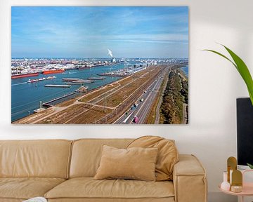 Luchtfoto van industrie in de Rotterdamse haven op de Maasvlakte in Nederland van Eye on You