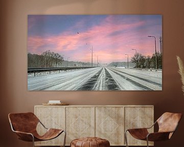 Autofahren in einem Schneesturm auf der Autobahn A1 bei Amsterdam in den Niederlanden im Winter bei Sonnenuntergang von Eye on You