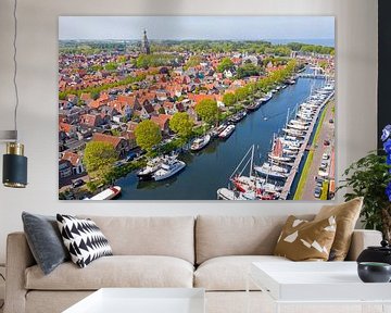 Luchtfoto van de haven en het stadje Enkhuizen in Nederland van Eye on You