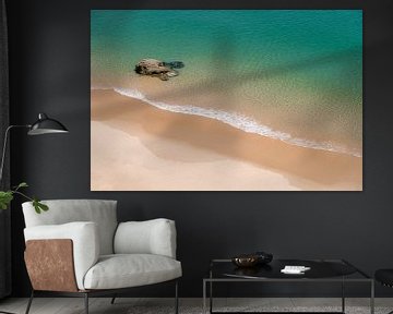 Rustig beeld van een prachtige stukje strand en zee van Marit Hilarius